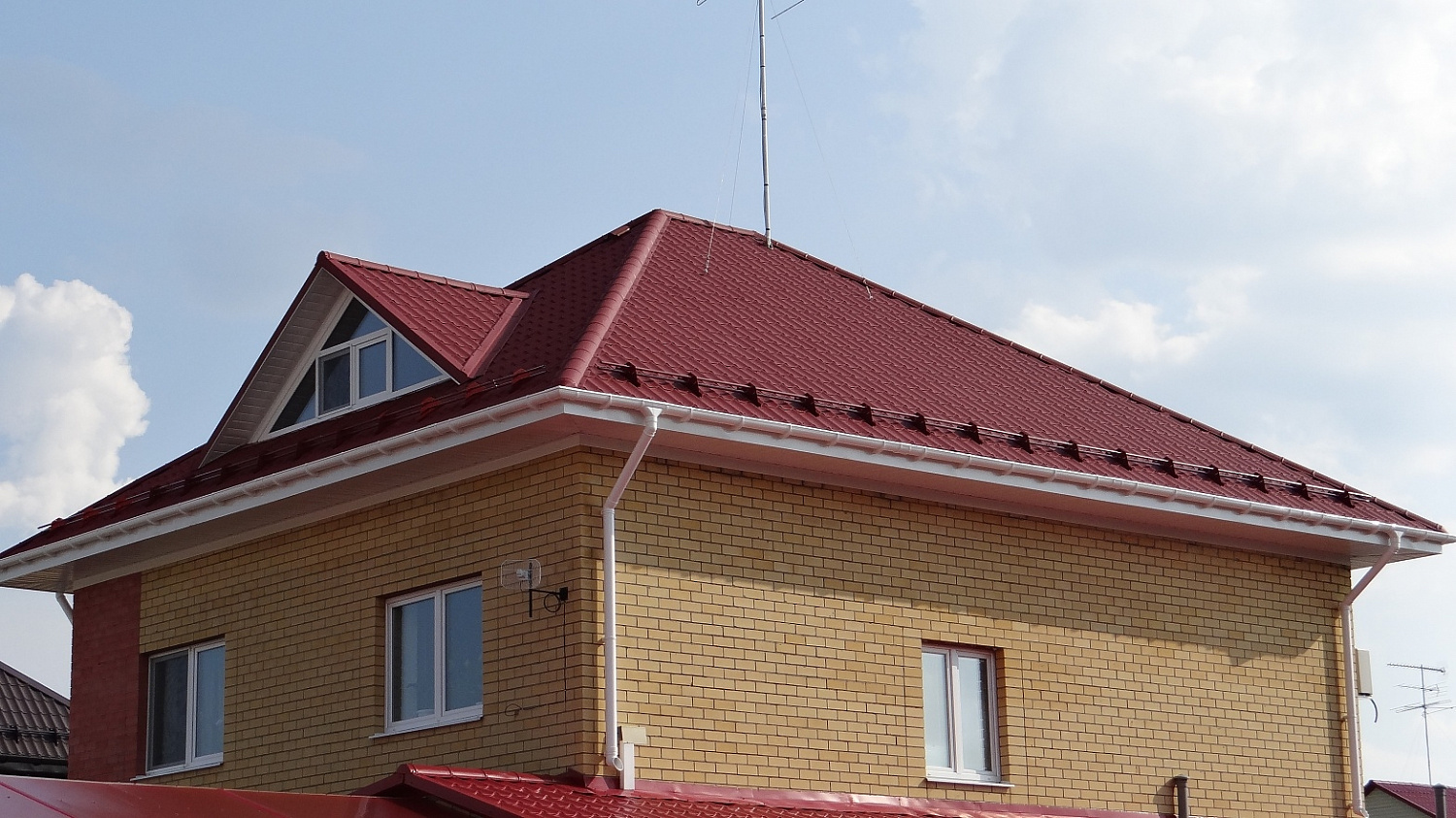 Крепление регулируемое для кронштейна желоба Docke LUX, пломбир